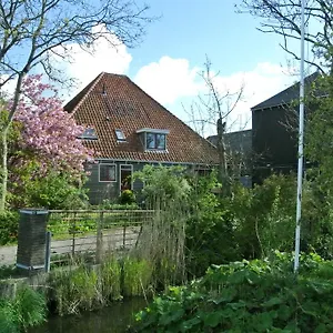 Bed & Breakfast Voorhuis En Klein Waterland